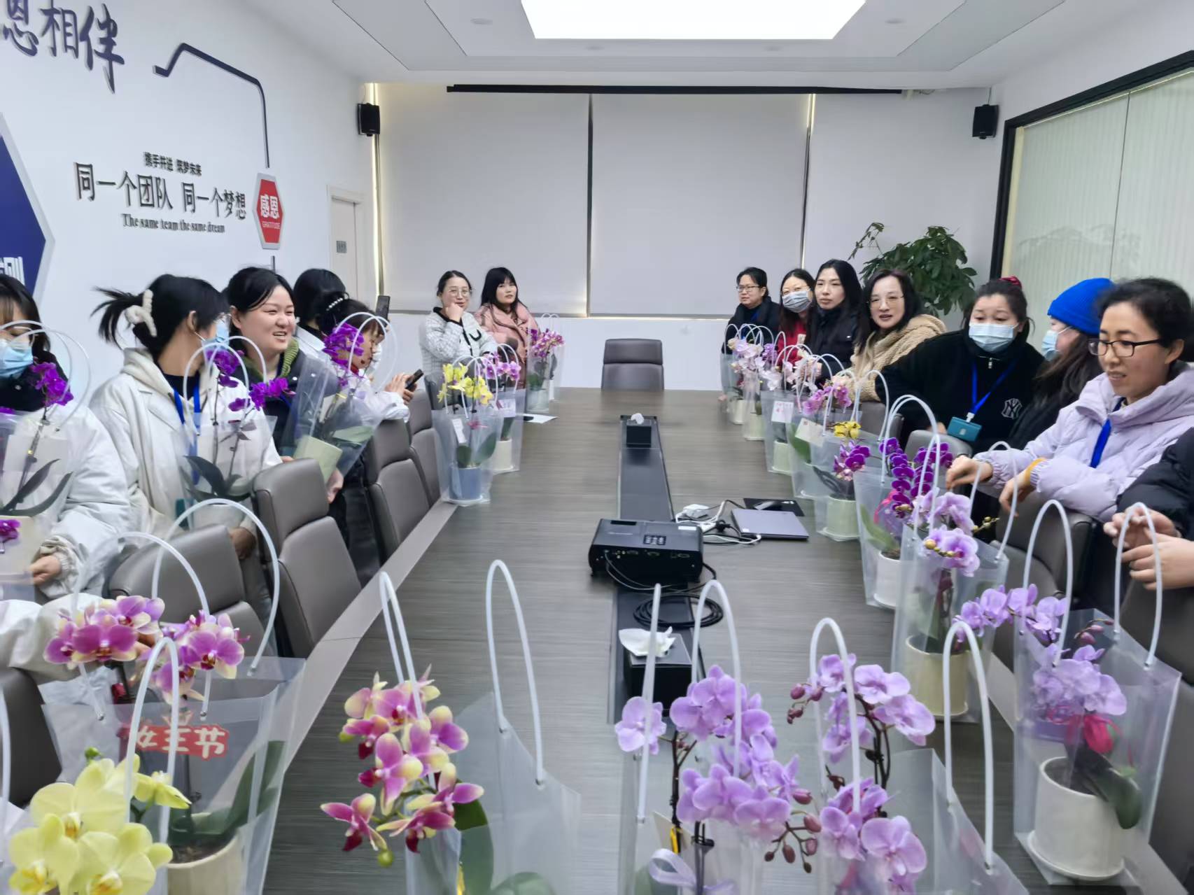 華寰檢測(cè)：春風(fēng)送暖，花香滿溢——記三八婦女節(jié)的溫馨時(shí)刻